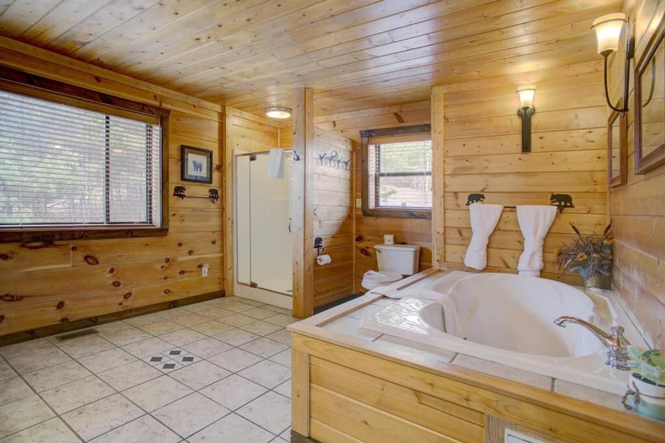 Mountain Views-Hottub-Parking-WiFi-Parking-BBQ House in Sevier County