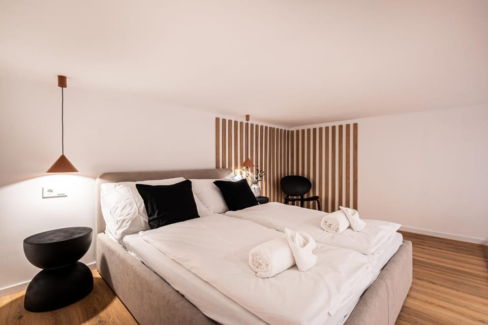 Bed, Photo of the whole room, Bedroom, towels