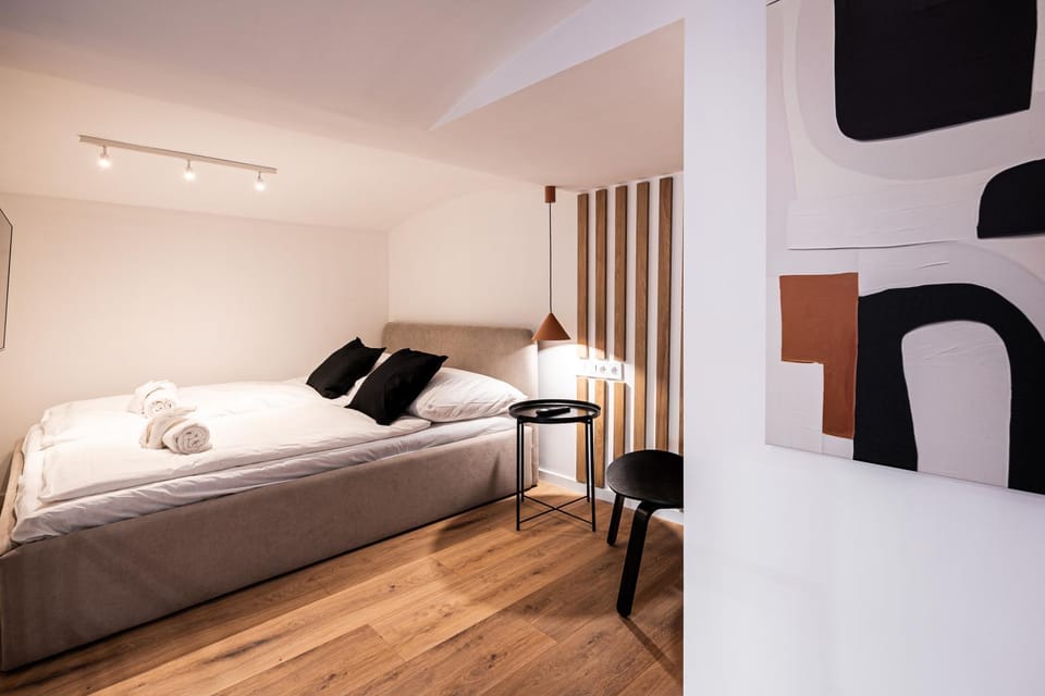 Bed, Photo of the whole room, Seating area, Bedroom, towels