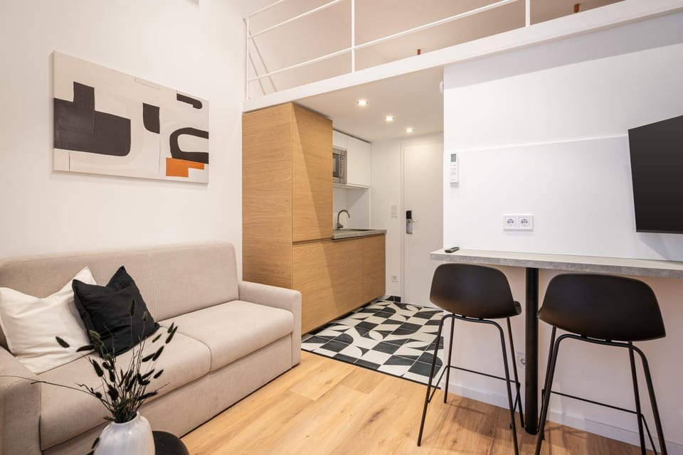 TV and multimedia, Kitchen or kitchenette, Living room, Seating area, Dining area