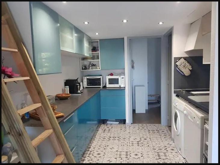 Petite Villa 4-6 personnes belles terrasses, piscine, plages House in Antibes