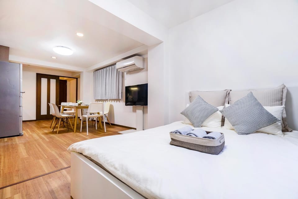 Charming Guesthouse in the Heart of Okubo 丶Steps to Metro and Convenient Travel! EoW4 Apartment in Shinjuku