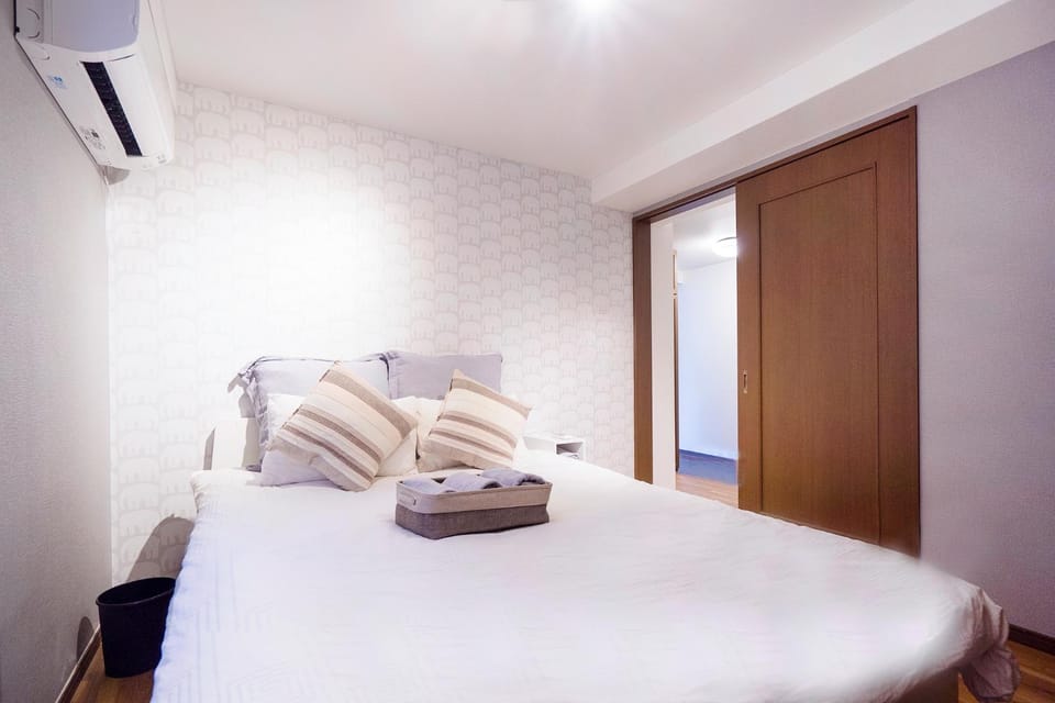 Charming Guesthouse in the Heart of Okubo 丶Steps to Metro and Convenient Travel! EoW4 Apartment in Shinjuku
