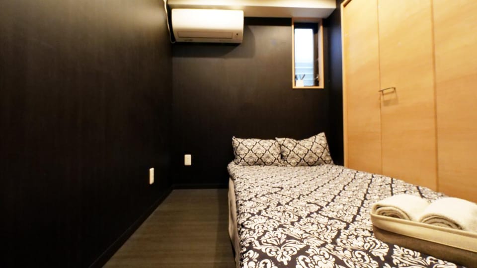 Charming Guesthouse in the Heart of Okubo 丶Steps to Metro and Convenient Travel! YoS4 Apartment in Shinjuku