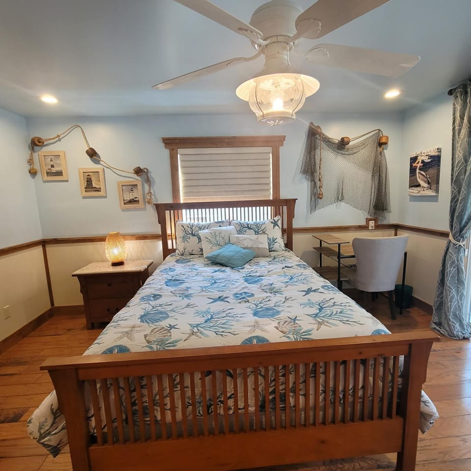 Bed, Seating area, Bedroom