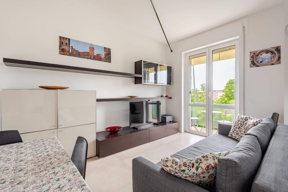 TV and multimedia, Photo of the whole room, Seating area, Dining area