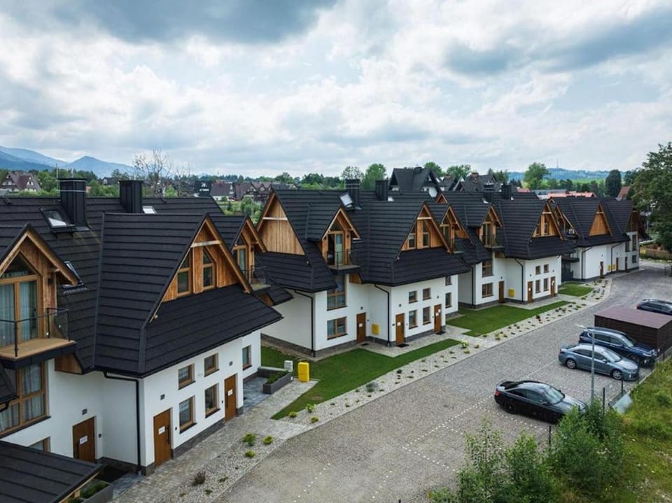 Property building, Day, Neighbourhood, Natural landscape, Bird's eye view, City view, Mountain view, Street view, Location, Parking