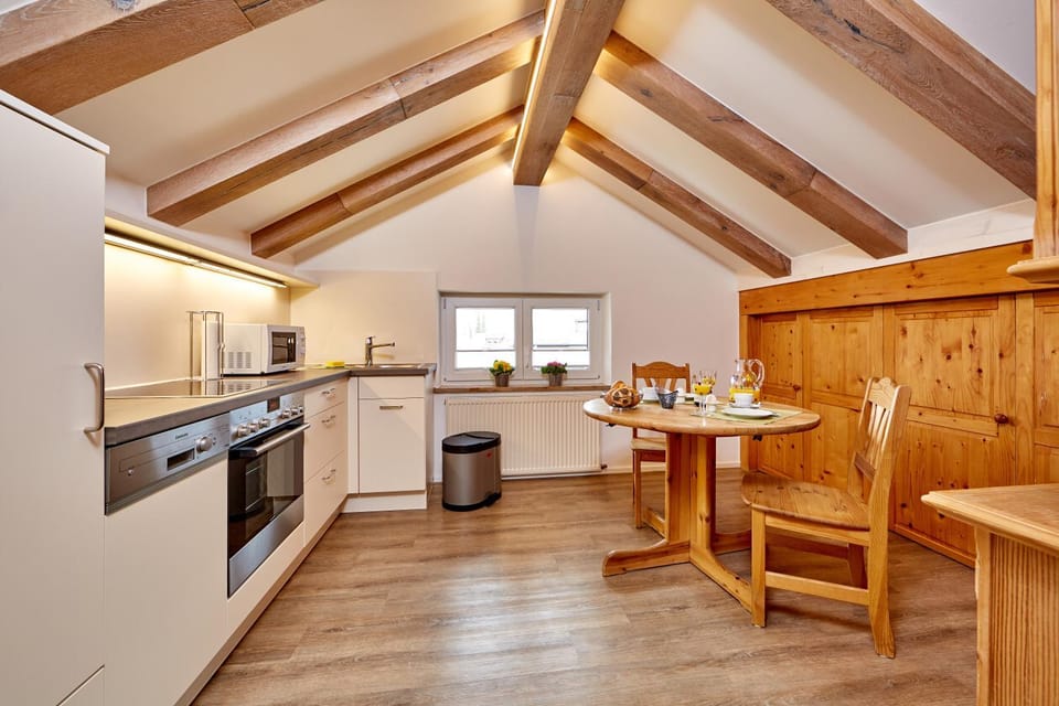 Kitchen or kitchenette, Seating area