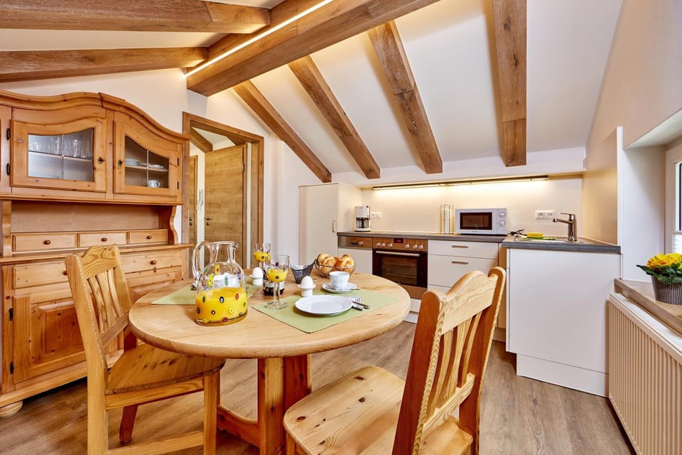 Kitchen or kitchenette, Seating area