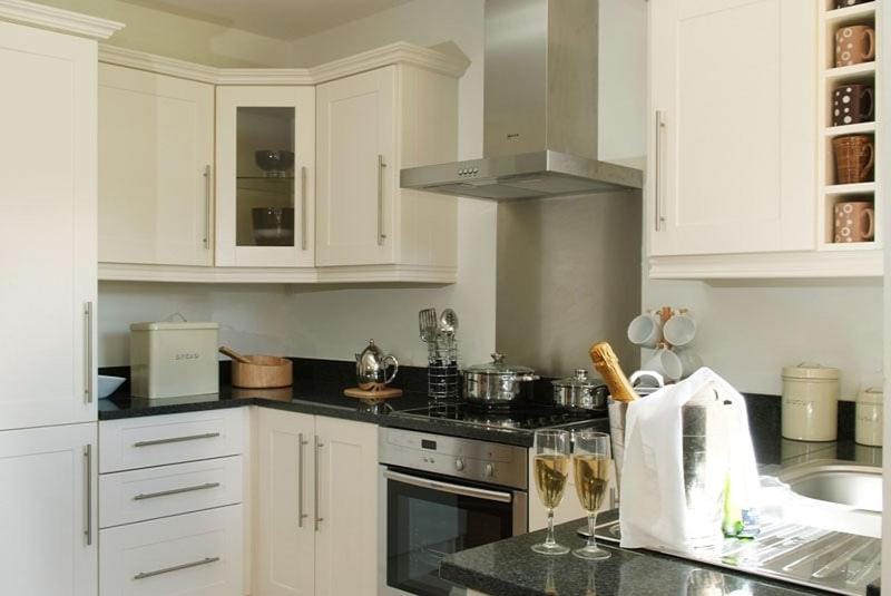 Coffee/tea facilities, Kitchen or kitchenette, stove, toaster, kitchen