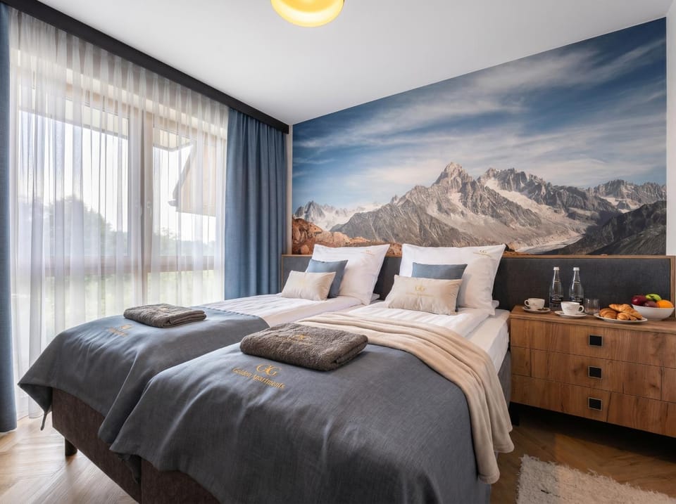Bed, Natural landscape, Food and drinks, Photo of the whole room, Bedroom, Food, Mountain view