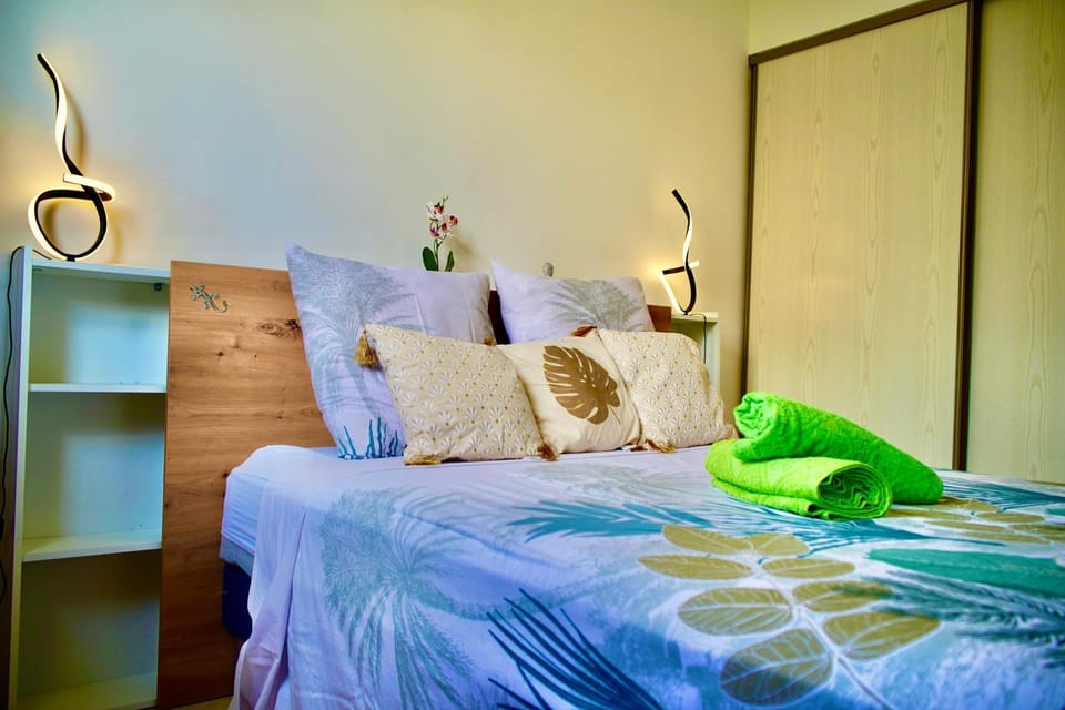 Bed, Bedroom, towels, wardrobe