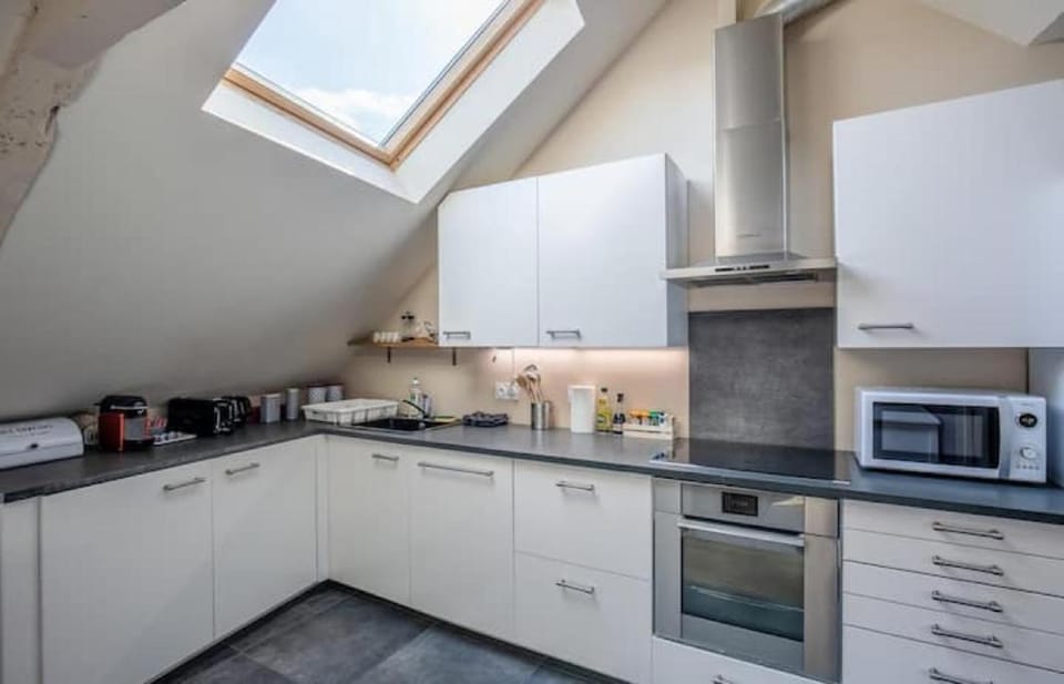 Coffee/tea facilities, Kitchen or kitchenette, dishwasher, oven, stove, toaster