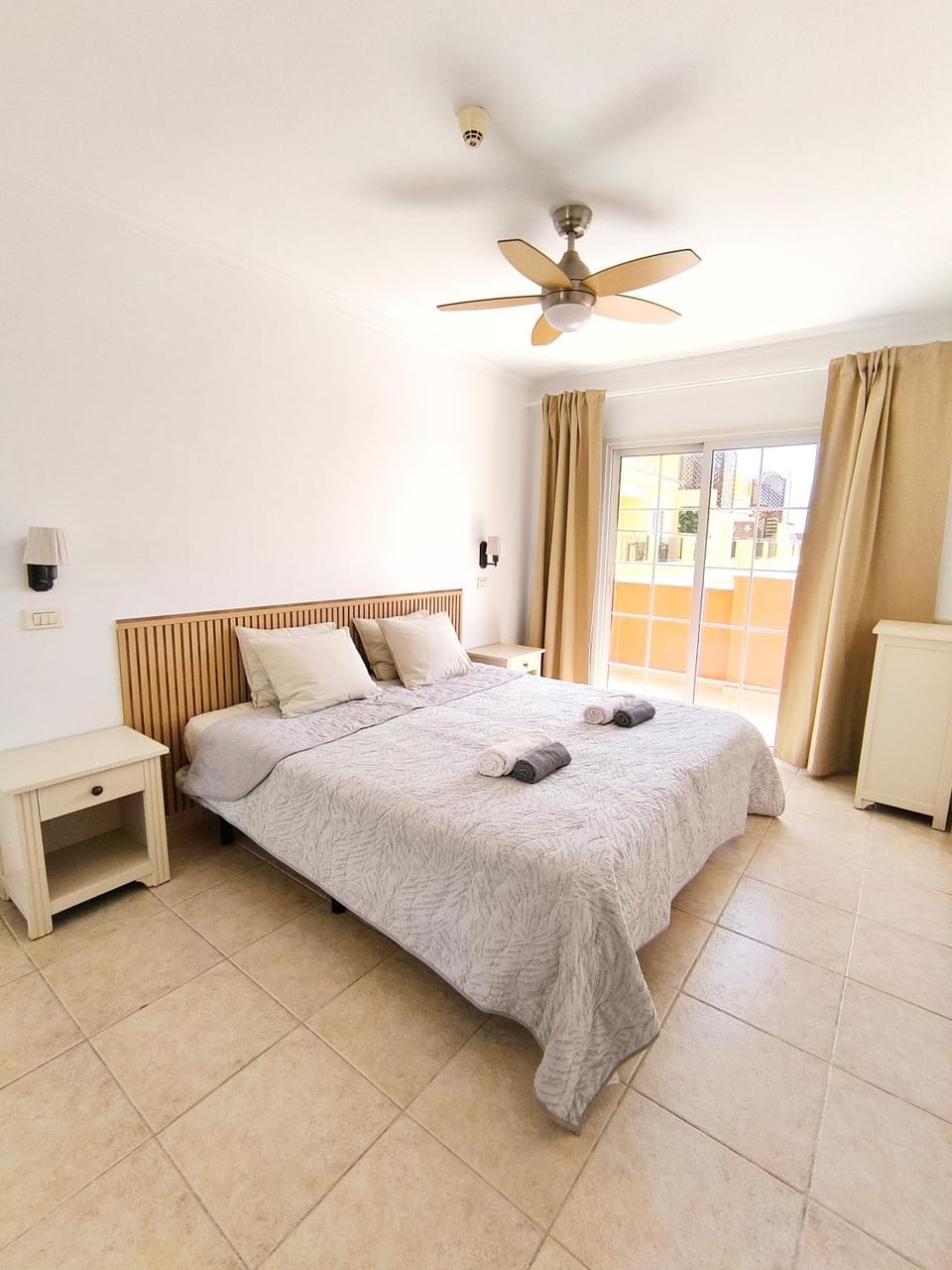 Bed, Photo of the whole room, Bedroom, towels