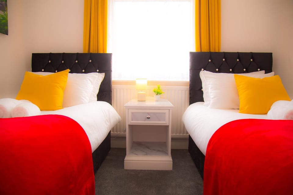 Bed, Photo of the whole room, Decorative detail, Bedroom