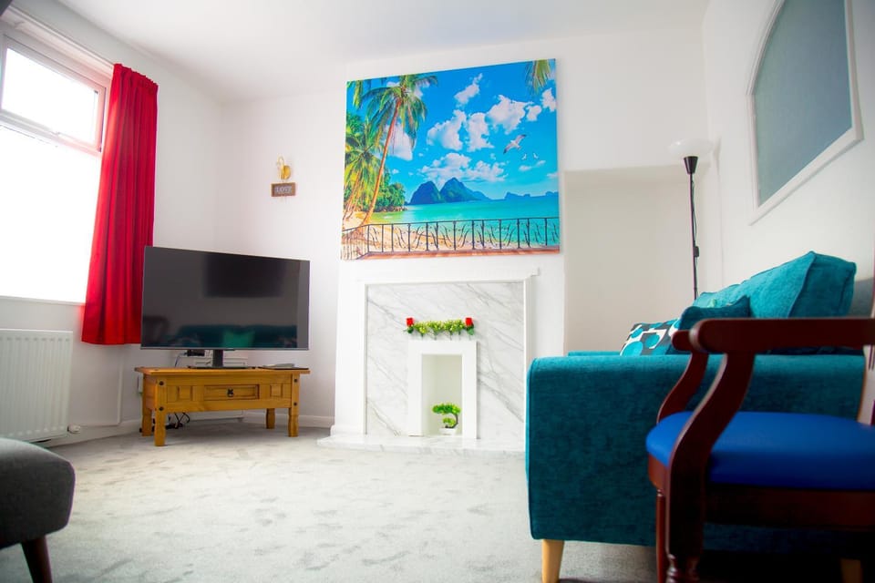 Communal lounge/ TV room, TV and multimedia, Living room, Decorative detail, Seating area, Evening entertainment