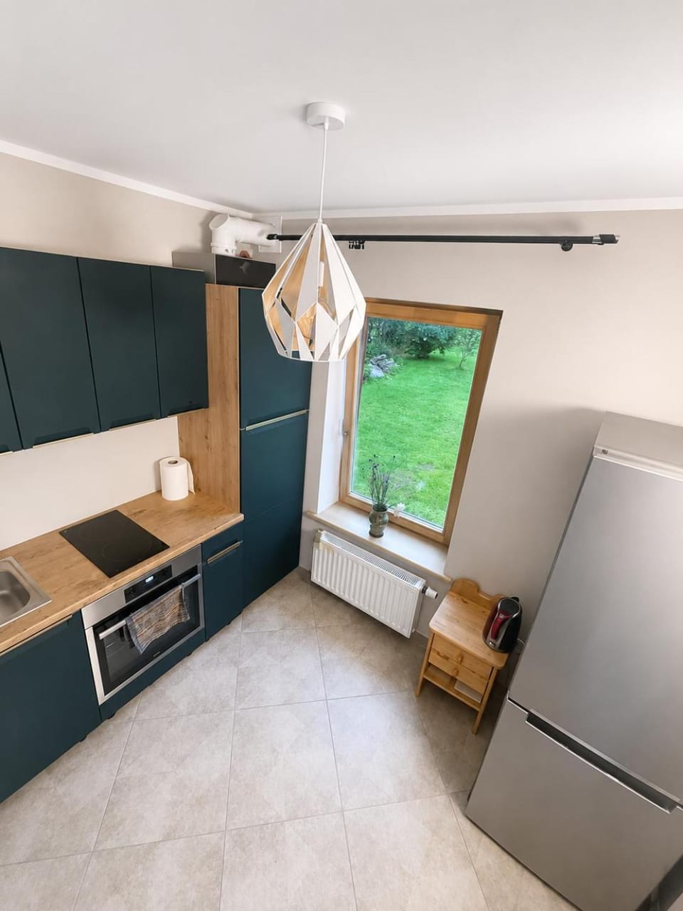 Kitchen or kitchenette, oven, towels