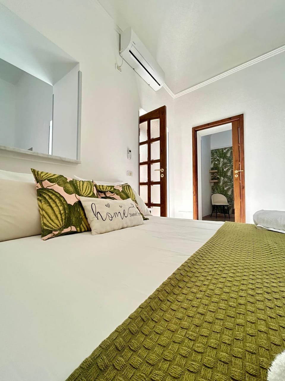 Bedroom, air conditioner