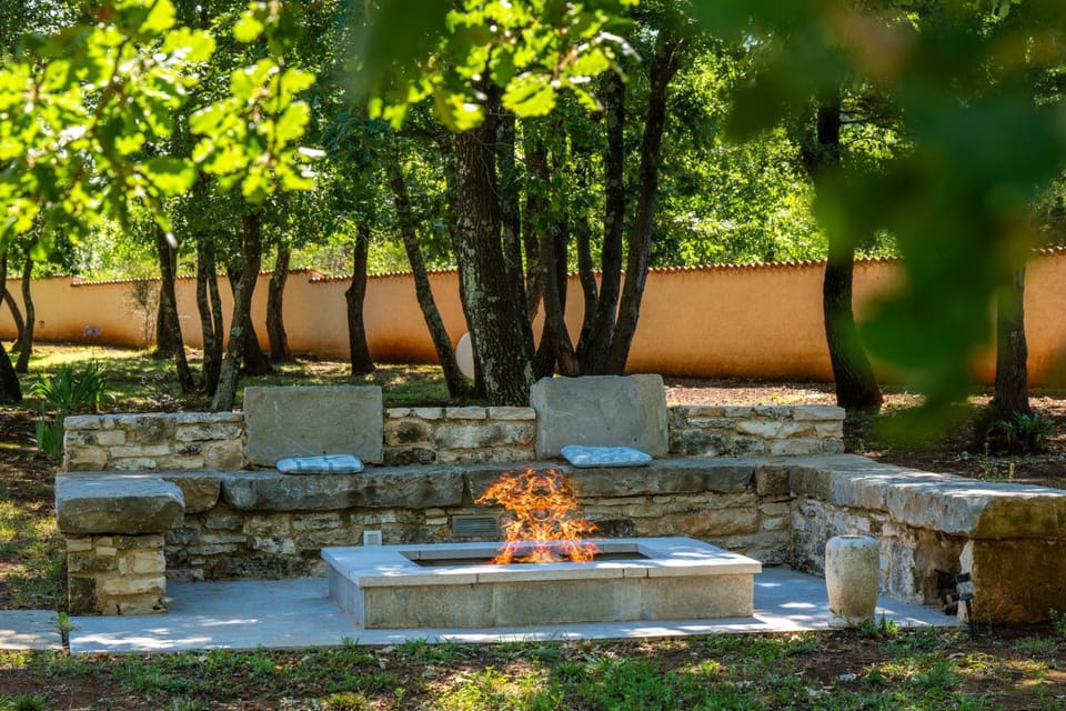 Seating area, fireplace