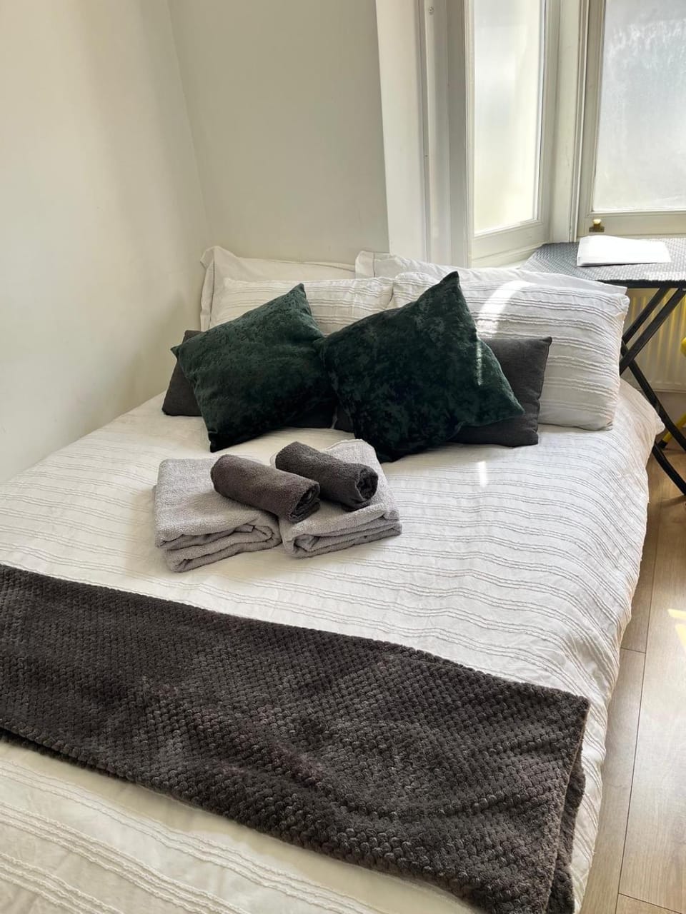Bed, towels