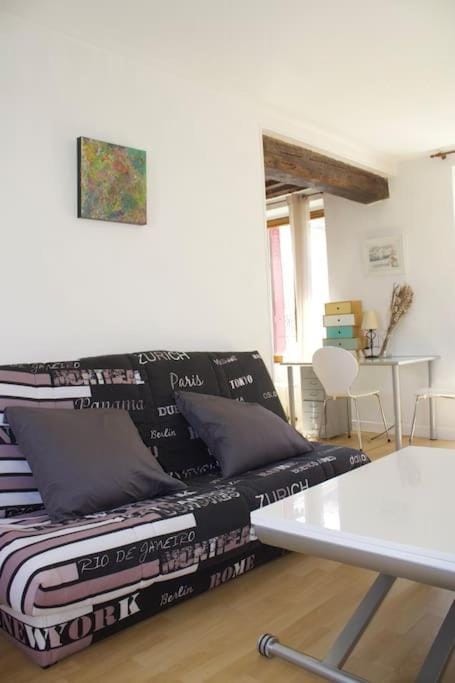 Charmant Vintage Chaville Apartment in Île-de-France