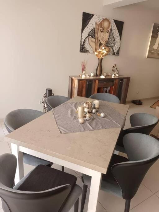 Seating area, Dining area