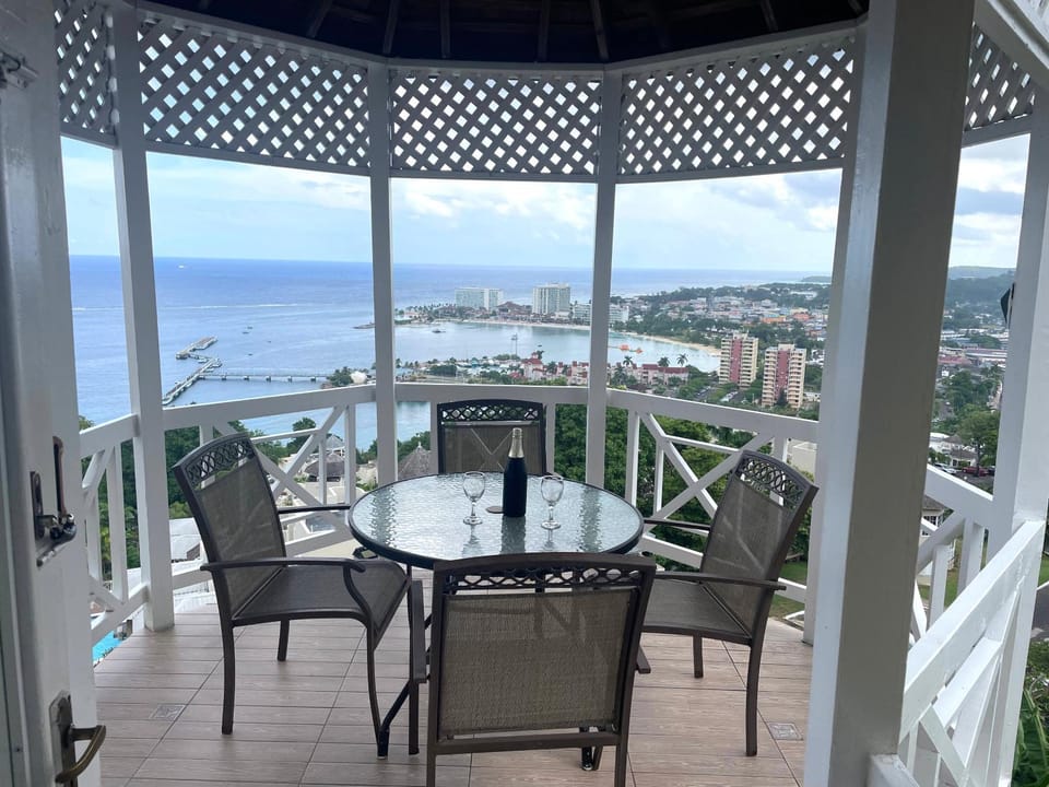 Bird's eye view, View (from property/room), Balcony/Terrace, City view, Garden view, Lake view, Landmark view, Mountain view, Pool view, Sea view, Street view, Quiet street view, Inner courtyard view