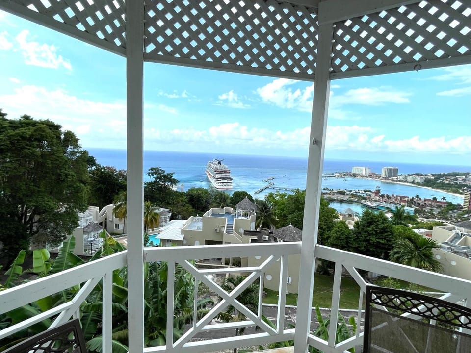 Nearby landmark, Natural landscape, View (from property/room), Balcony/Terrace, City view, Sea view