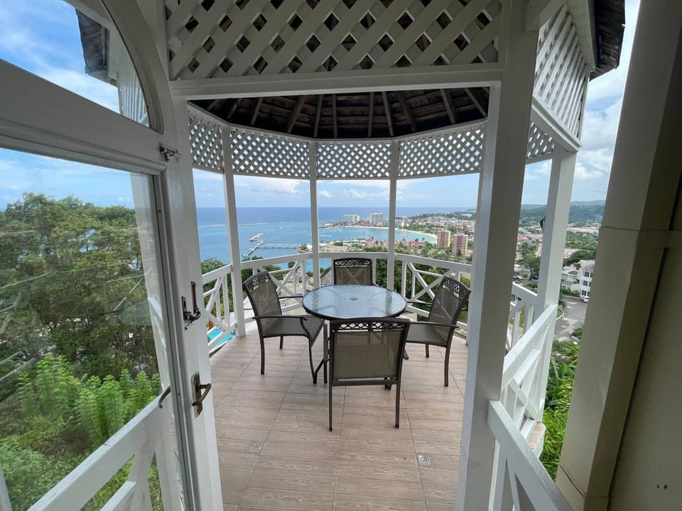 Bird's eye view, View (from property/room), Balcony/Terrace, City view, Garden view, Lake view, Landmark view, Mountain view, Pool view, Sea view, Street view, Quiet street view, Inner courtyard view