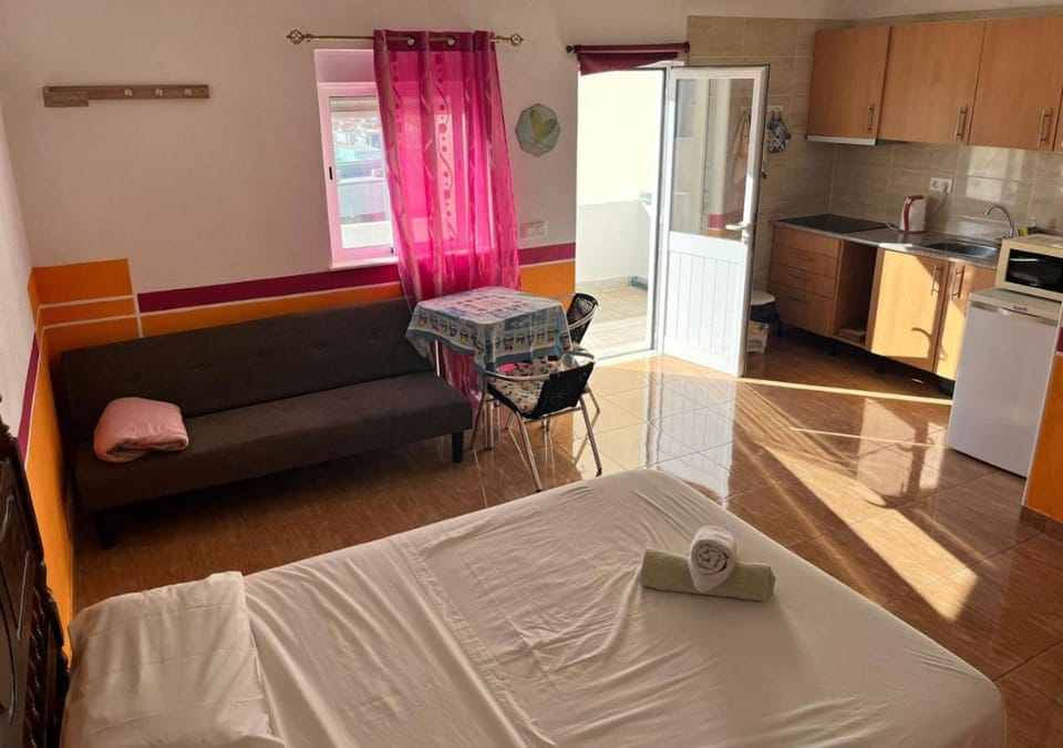 Bed, Kitchen or kitchenette, Photo of the whole room, Seating area, Bedroom, City view, stove