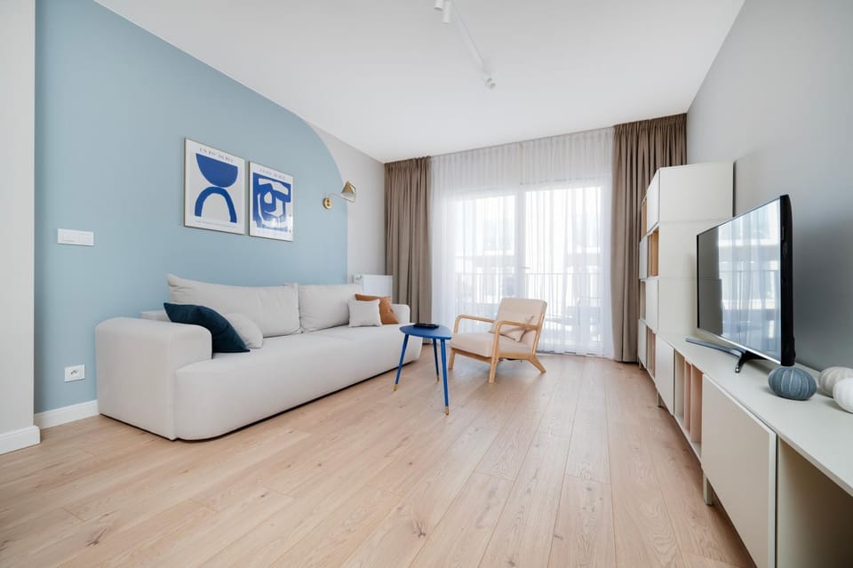 TV and multimedia, Living room, Seating area, Evening entertainment