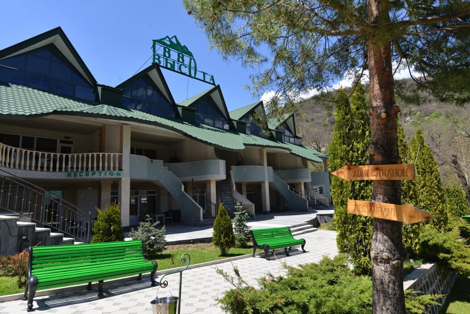Property building, Restaurant/places to eat, Communal lounge/ TV room, Spring, Day, Natural landscape, Garden, Garden view