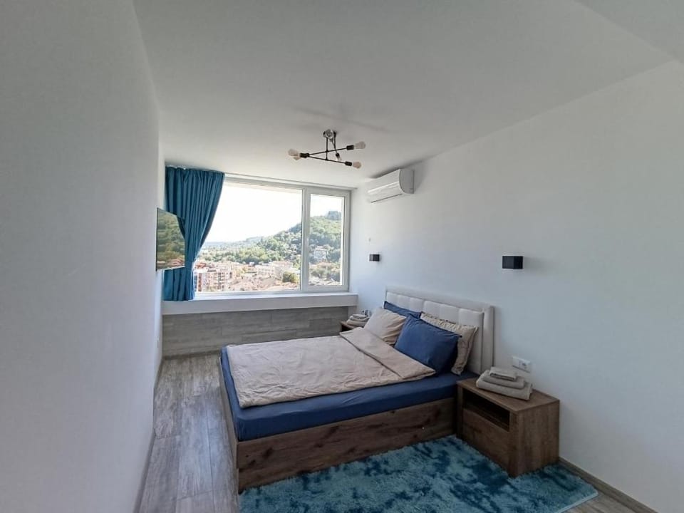 Bed, Seating area, Bedroom