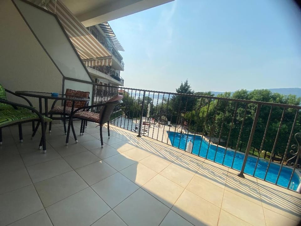 Patio, Balcony/Terrace, Mountain view, Pool view, Sea view, Swimming pool, sunbed