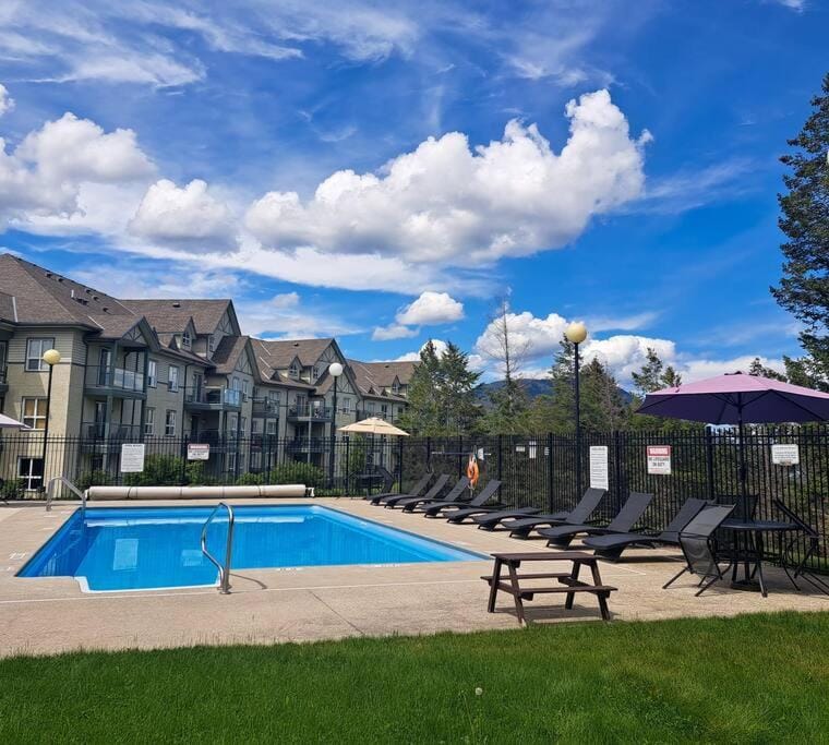 Property building, Day, Swimming pool, sunbed