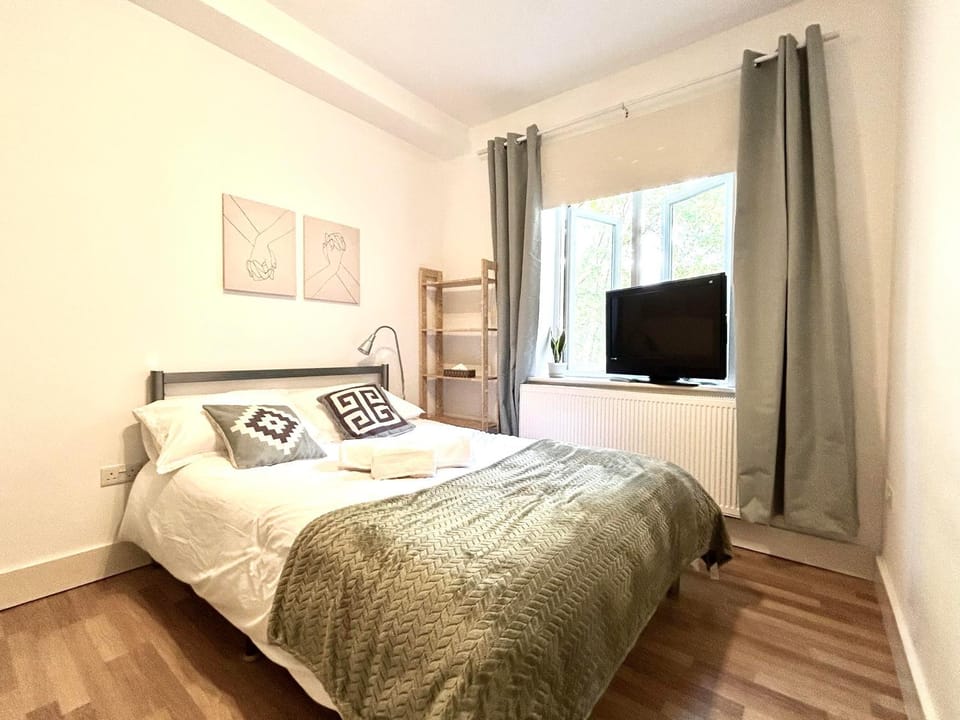 Bed, TV and multimedia, Photo of the whole room, Bedroom