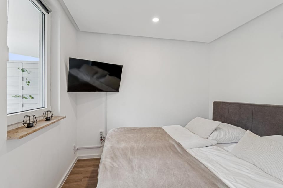 Bed, TV and multimedia, Bedroom
