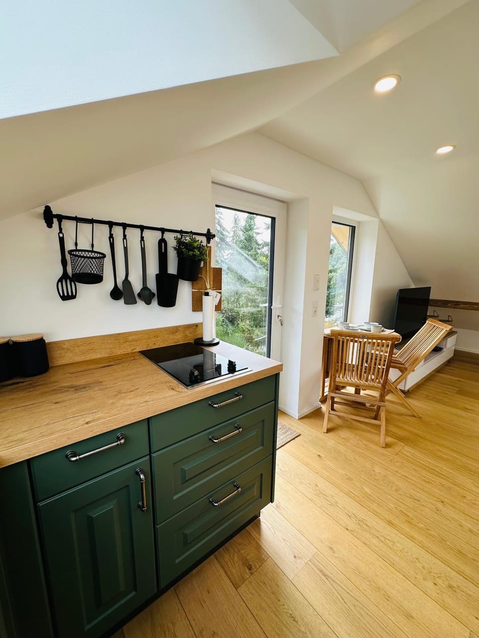 Kitchen or kitchenette, Dining area