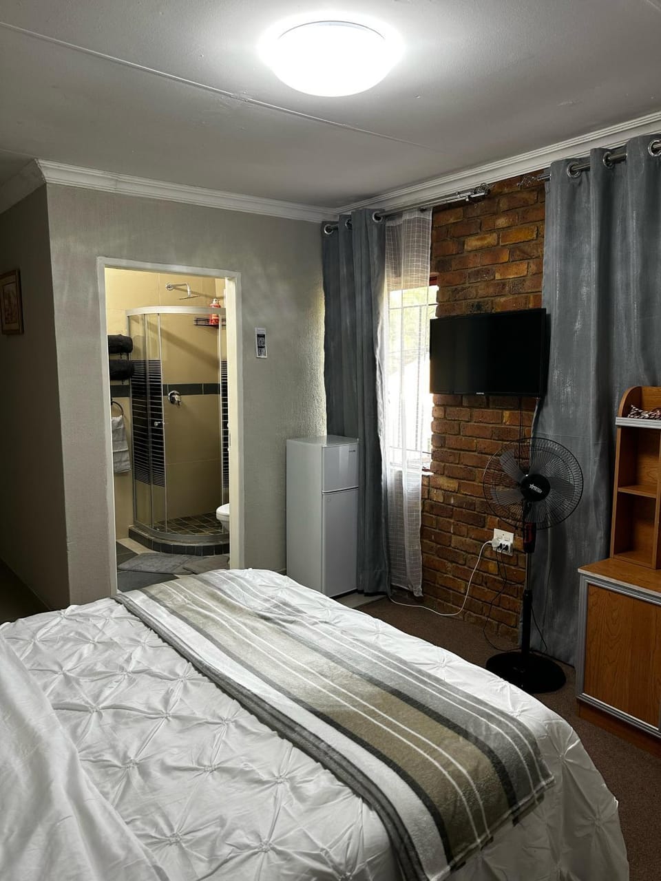 Shower, Bathroom, TV and multimedia, Bedroom