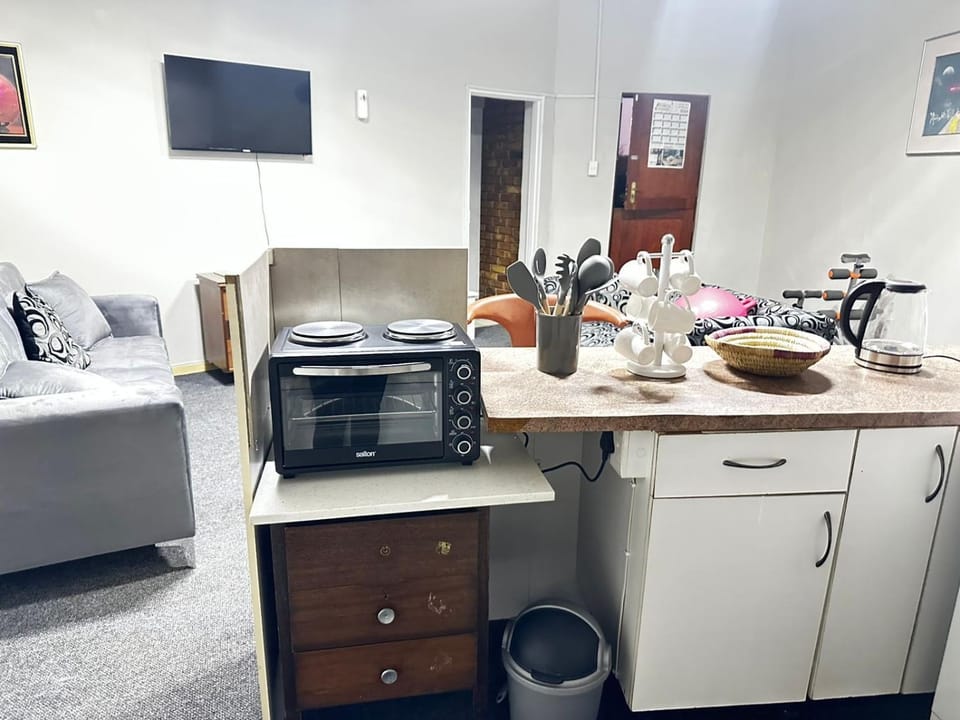 TV and multimedia, Coffee/tea facilities, Kitchen or kitchenette, Kitchen or kitchenette, oven, stove