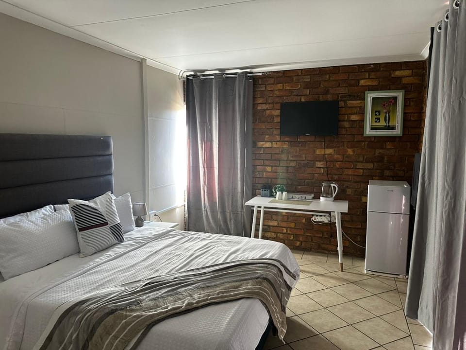 Bed, TV and multimedia, Photo of the whole room