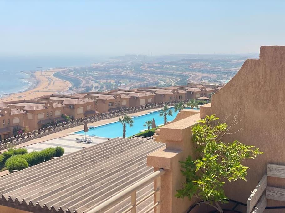 Property building, Natural landscape, View (from property/room), Balcony/Terrace, City view, Pool view, Sea view, Swimming pool, sunbed