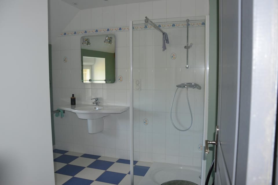 chambre sur un jardin fleuri Bed and Breakfast in Normandy