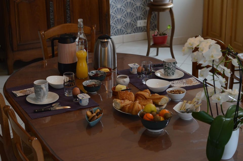 chambre sur un jardin fleuri Bed and Breakfast in Normandy
