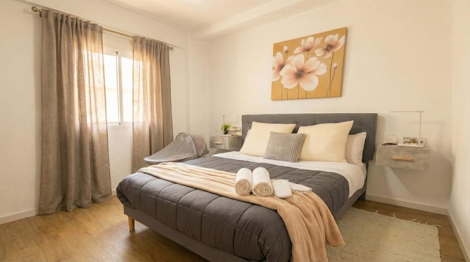 Bed, Photo of the whole room, Bedroom, towels