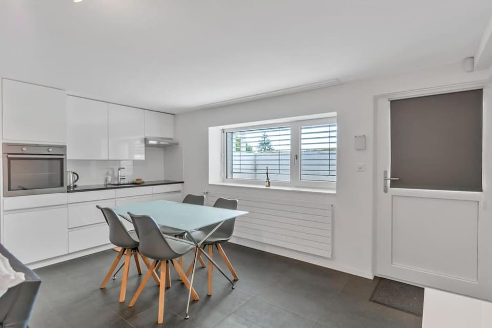 Studio, meublé, jolie terrasse, parking gratuit Apartment in Neuchâtel, Switzerland