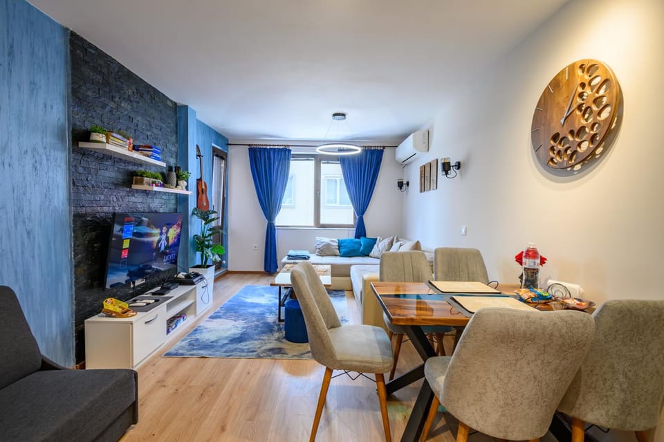 TV and multimedia, Kitchen or kitchenette, Living room, Seating area, Dining area