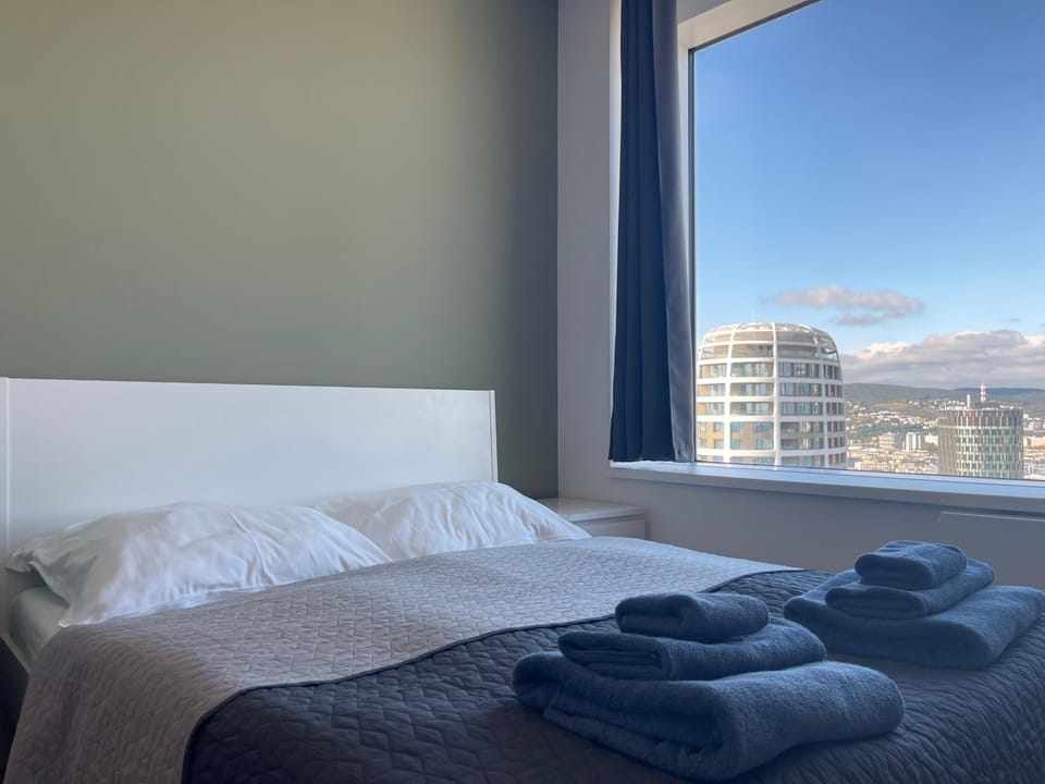 Bed, Bedroom, towels