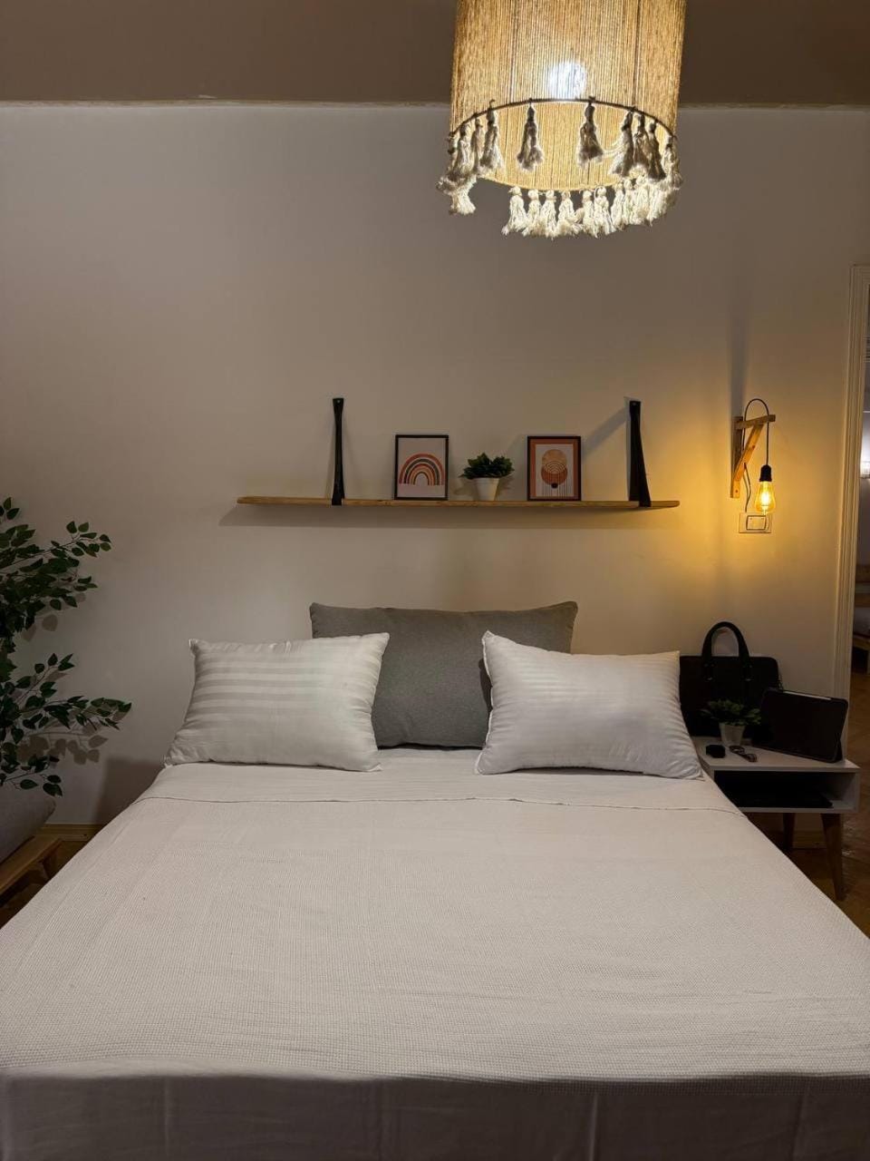 غرفة في مدينة نصر موقع متميز وسط المدينة للرجال فقط Vacation rental in Cairo Governorate