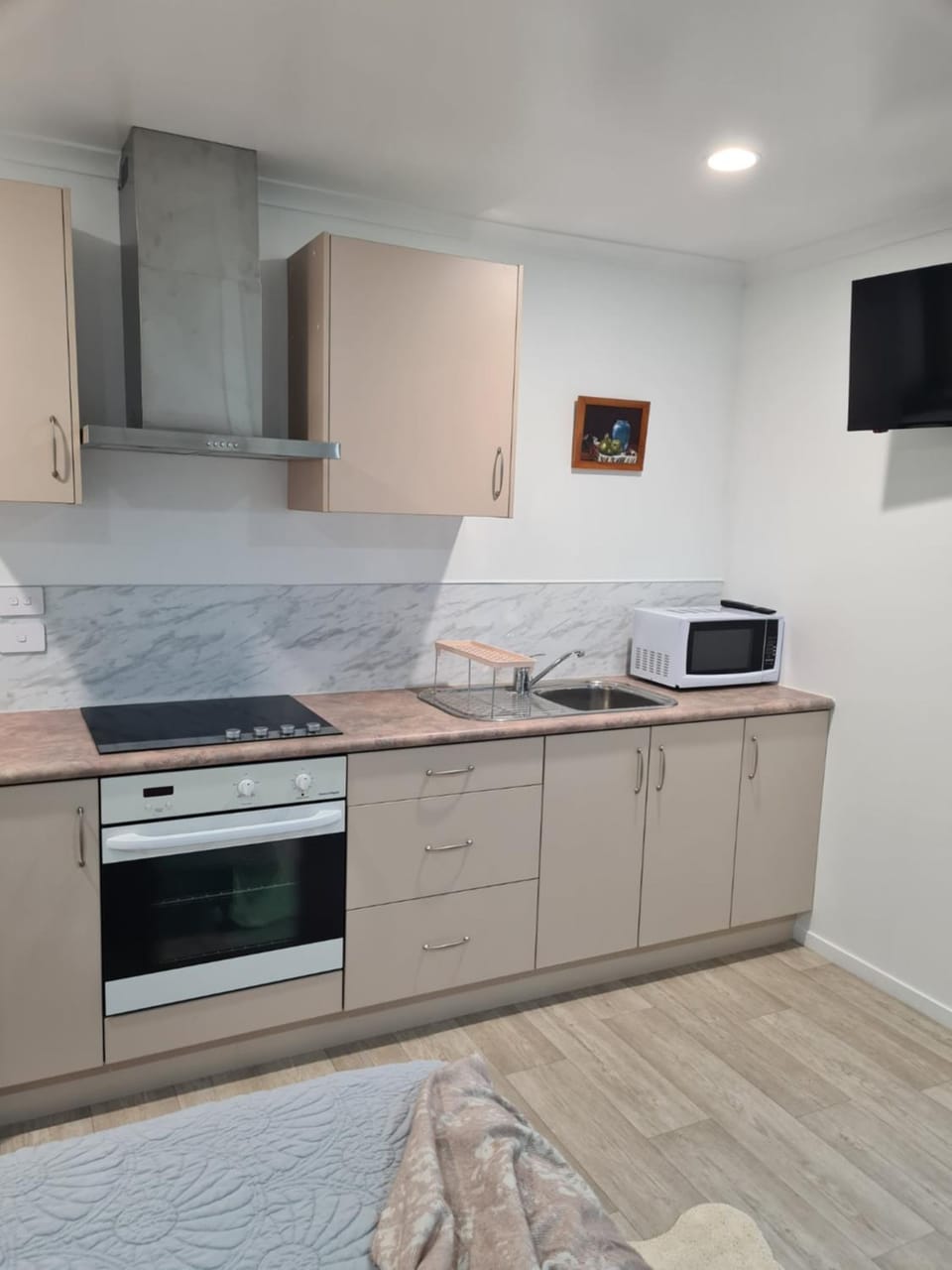 TV and multimedia, Kitchen or kitchenette, microwave, oven, stove, toaster